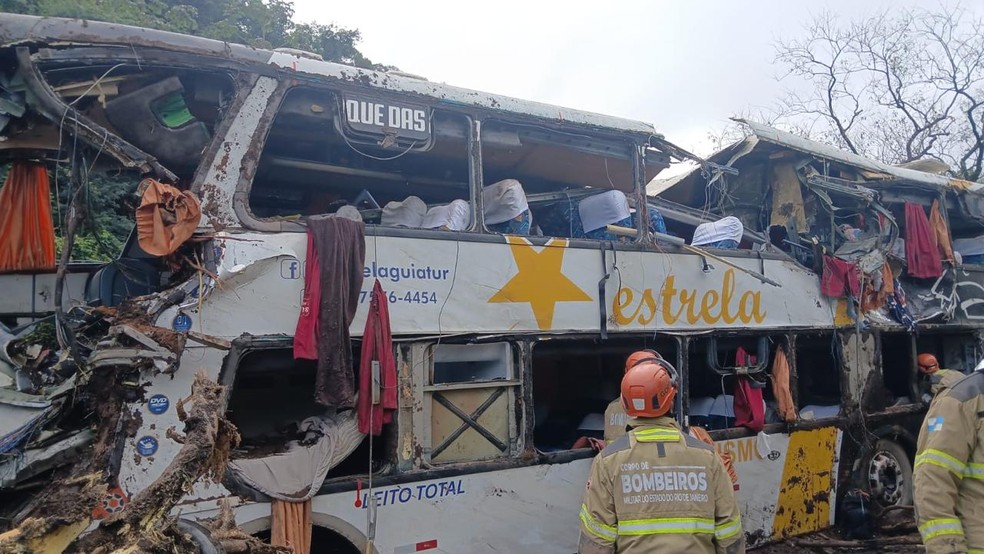 Ônibus que tombou na BR-040, em Petrópolis, na madrugada deste domingo (16); acidente deixou novo mortos — Foto: divu