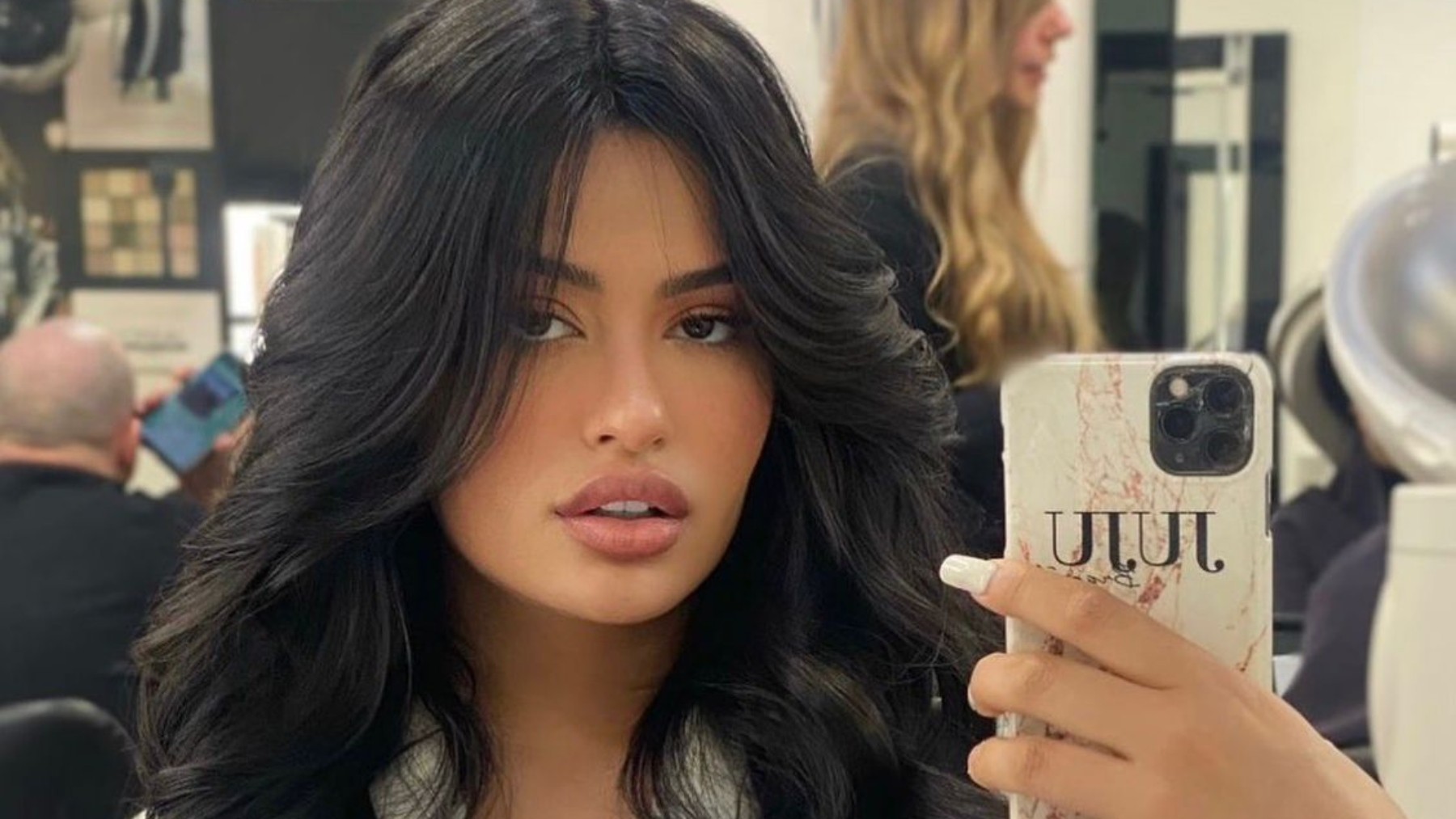 Influenciadora semelhante a Kylie Jenner revela cirurgia íntima após relação frustrada