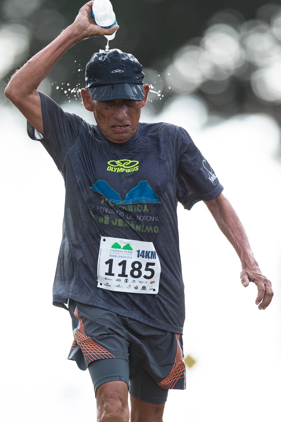 Seu Renê Jerônimo na corrida que leva o seu nome, em Fernando de Noronha, há seis anos — Foto: Divulgação Olympikus
