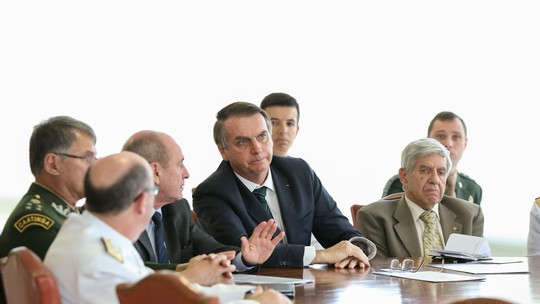 Foto que mostra Cid em reunião com comandantes das Forças desmente depoimento de Heleno em CPI