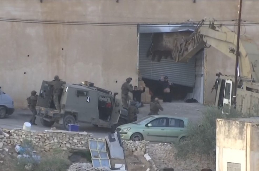 Gravação registrou momento em que palestinos foram mortos por soldados israelenses na Cisjordânia — Foto: Palestine TV