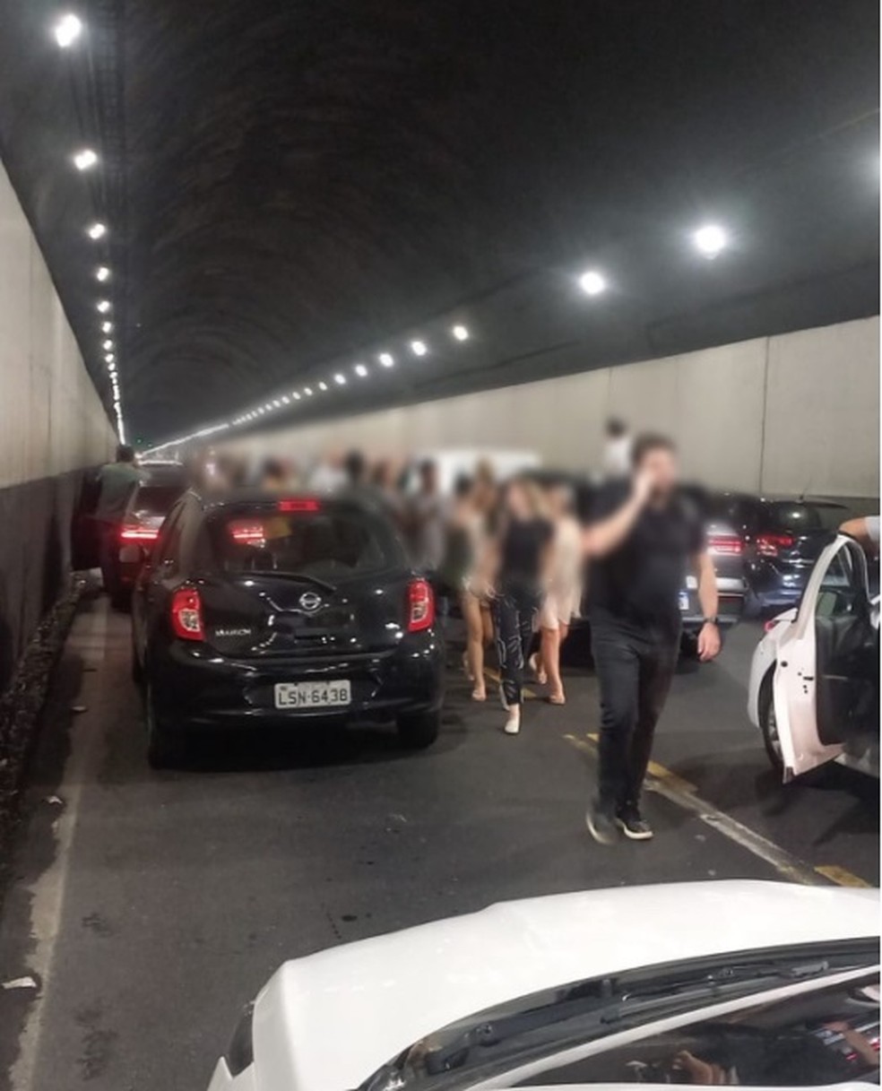 Passageiros e motoristas deixam carros no Túnel Rebouças, onde um carro pegou fogo às 10h30 desta terça (30) — Foto: Reprodução/Redes sociais