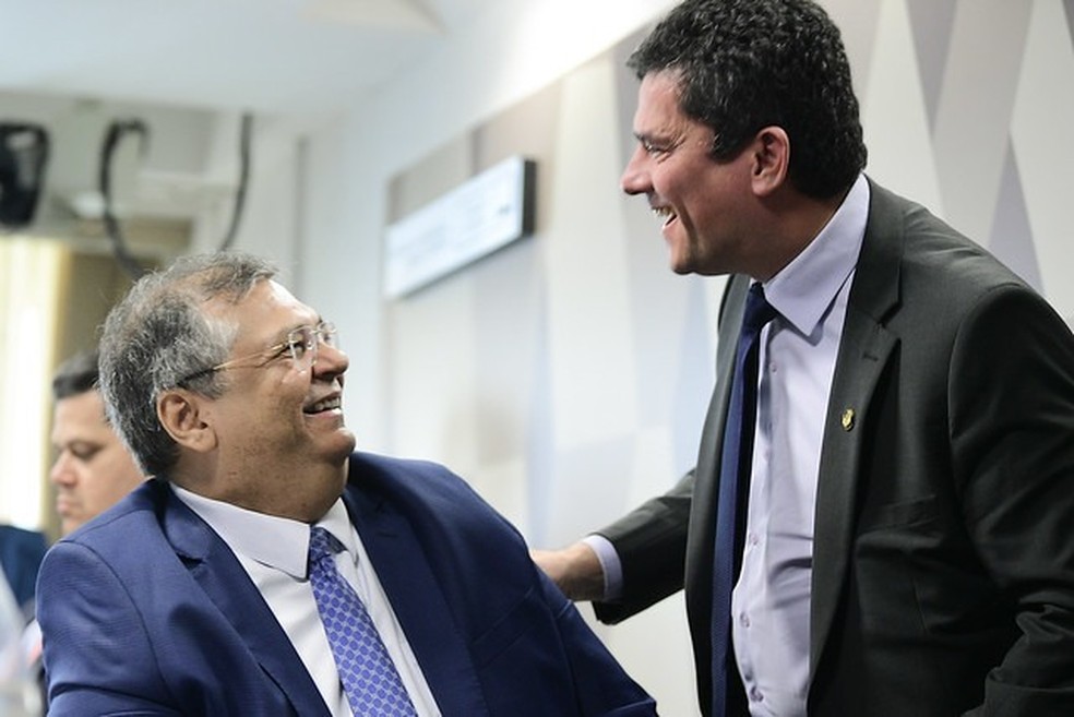 Flávio Dino fala com Sergio Moro durante sua sabatina no Senado — Foto: Pedro França/Agência Senado