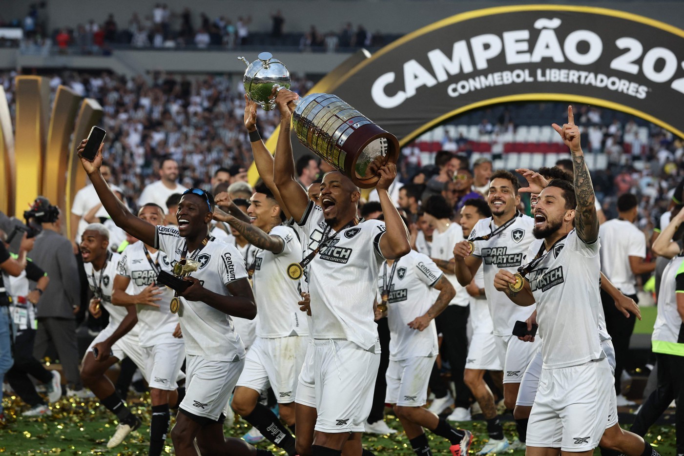 Time do Botafogo leva a taça de campeão da Libertadores da América — Foto: ALEJANDRO PAGNI / AFP