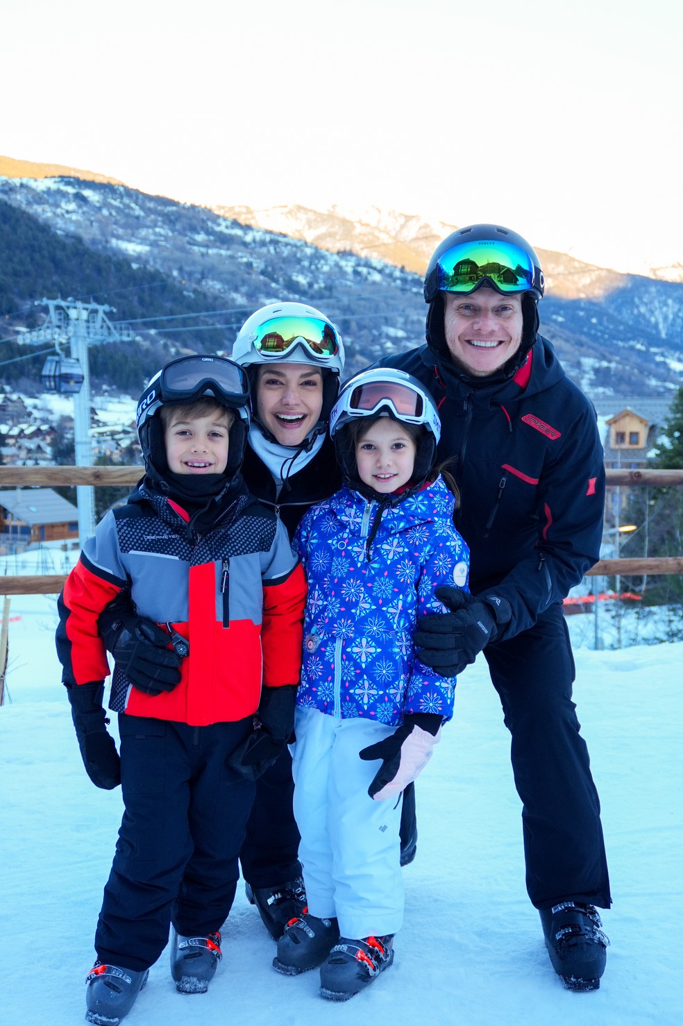 Michel Teló, Thaís Fersoza e os filhos, Teodoro e Melinda — Foto: João Hallack