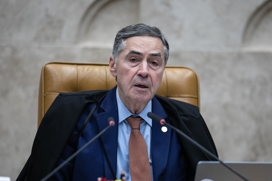 Ministro Barroso no Plenário do STF durante julgamento sobre responsabilização das redes sociais
