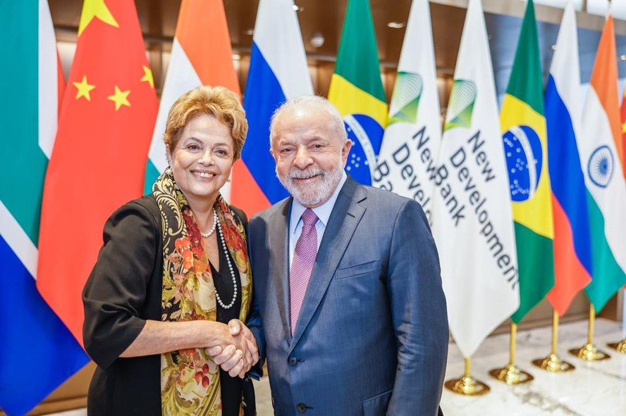 Presidente Lula cumprimenta a ex-presidente Dilma Rousseff na posse da petista no comando do Banco dos Brics, em Xangai
