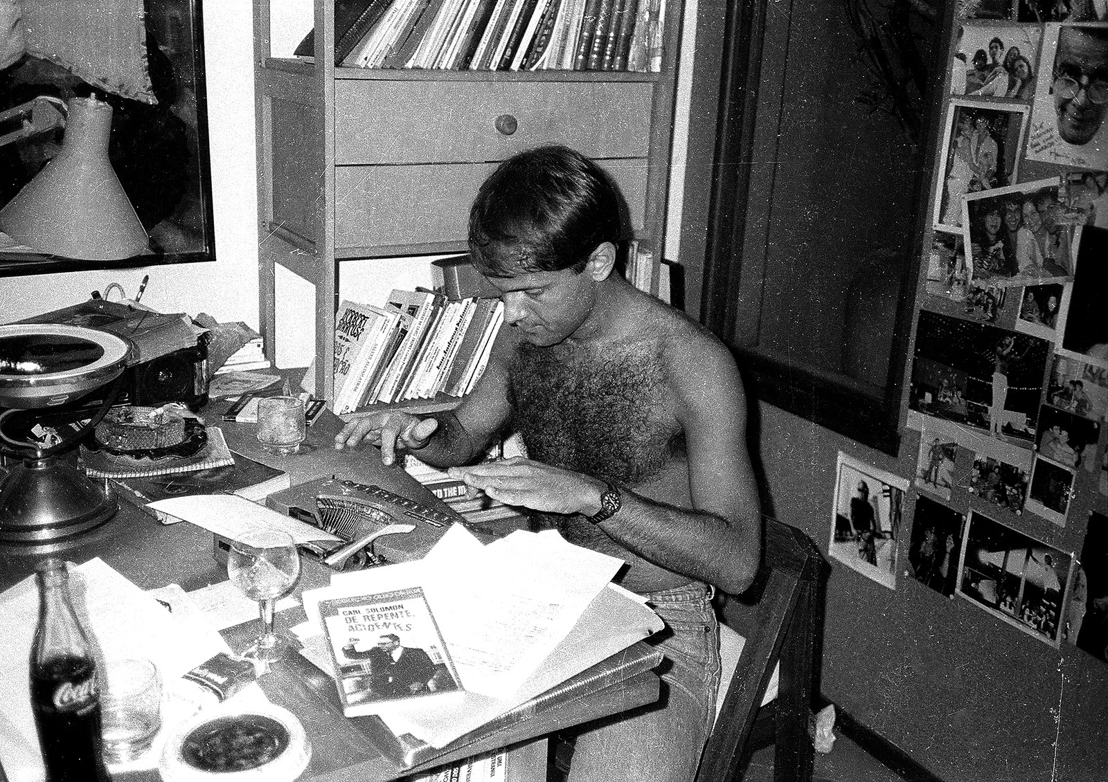 Cazuza diante de sua máquina de escrever, em casa, em fotografia de 1988 — Foto: Reprodução/Marcos Bonisson