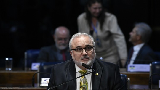 Após reajustar preços, presidente da Petrobras diz que paridade de importação é 'estupidez'