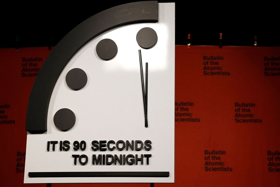 Relógio mostrando a hora do apocalipse morte e vida fogo e água a oposição  de dois estados