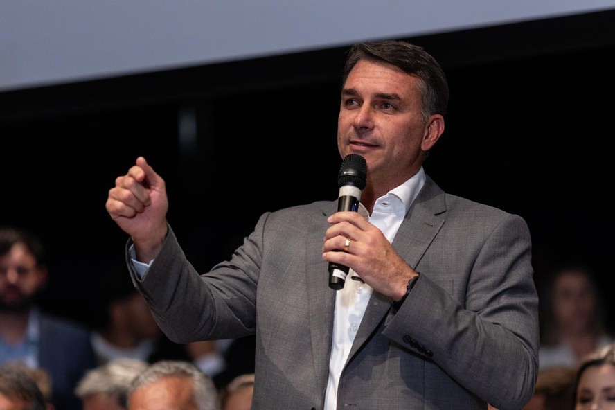Flávio Bolsonaro durante reunião da bancada do PL, em Brasília