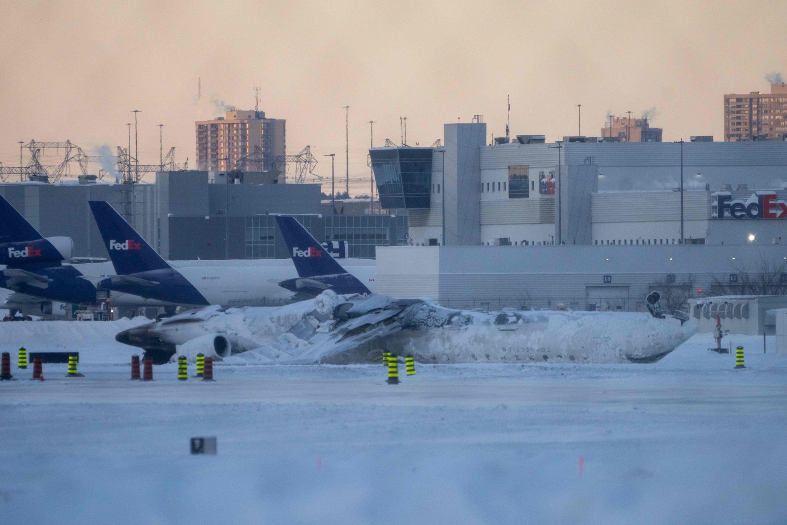 avião da Delta Airlines capota após pouso forçado no Aeroporto Pearson de Toronto — Foto: Katherine KY Cheng / GETTY IMAGES NORTH AMERICA / Getty Images via AFP