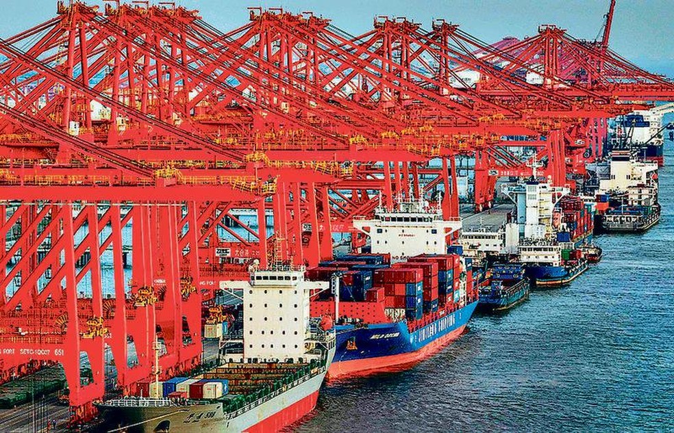 Contêineres em porto de Suzhou, na China. Tarifas americanas já provocaram um desvio na balança comercial — Foto: AFP