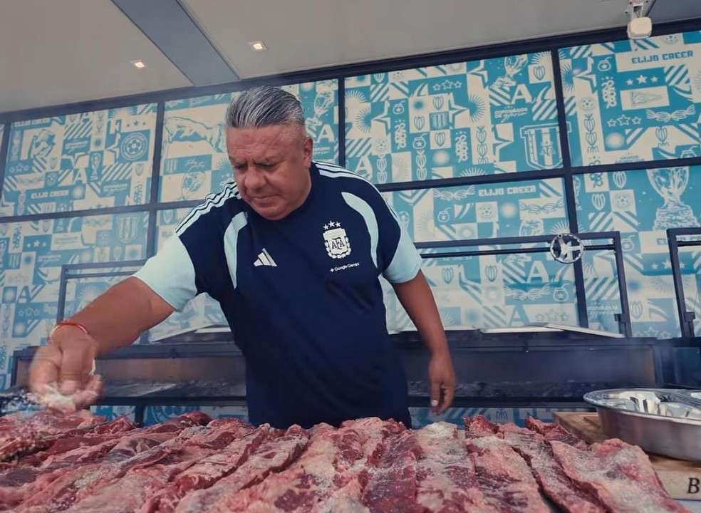 Tapia apareceu em vídeo ajudando assadores em churrasco da seleção da Argentina na Copa — Foto: Reprodução