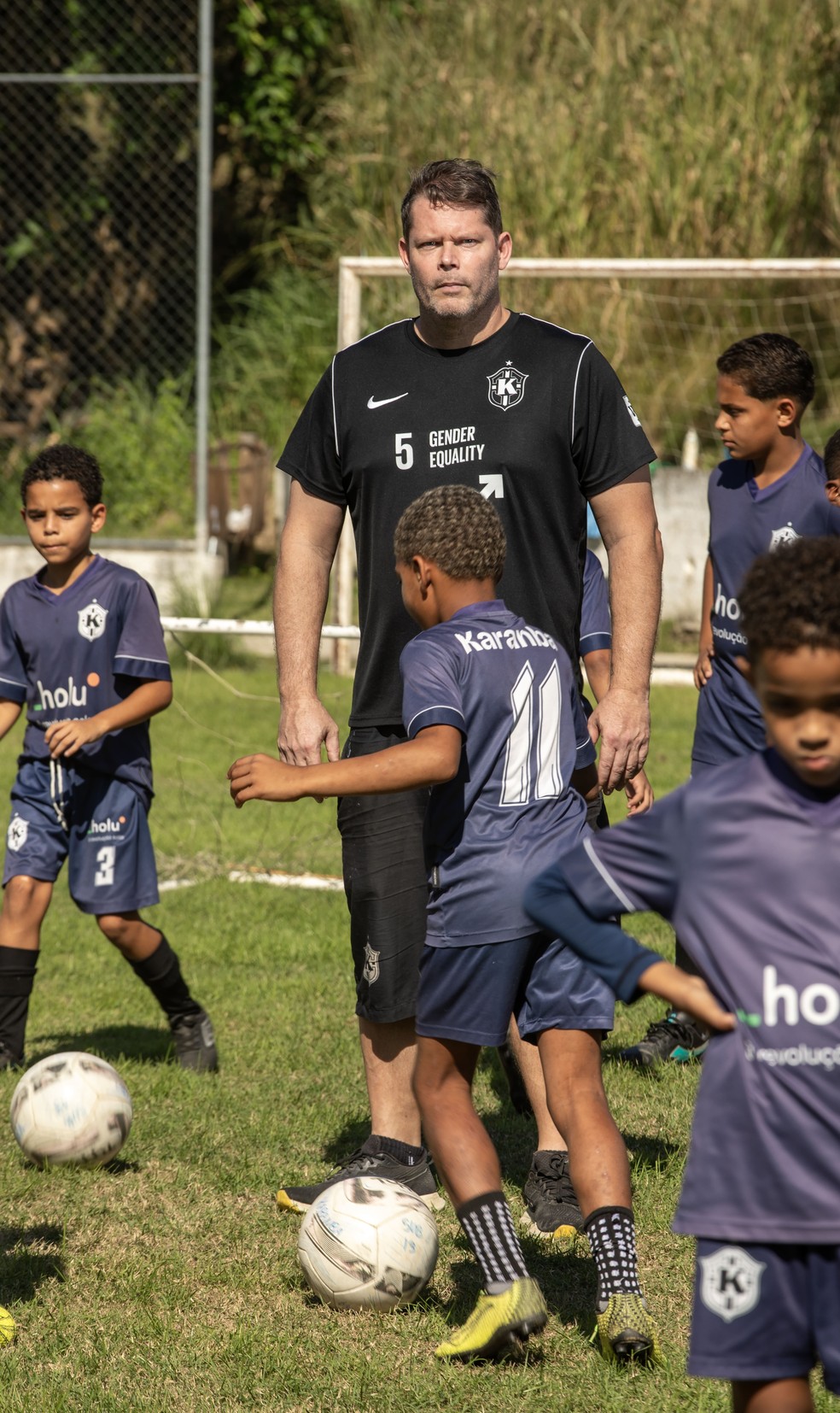 A eduação, no Karanba, é prioridade; Tommy contou que o Instituto hoje oferece mais horas de apoio escolar do que de prática esportiva — Foto: Ana Branco/Agência O Globo