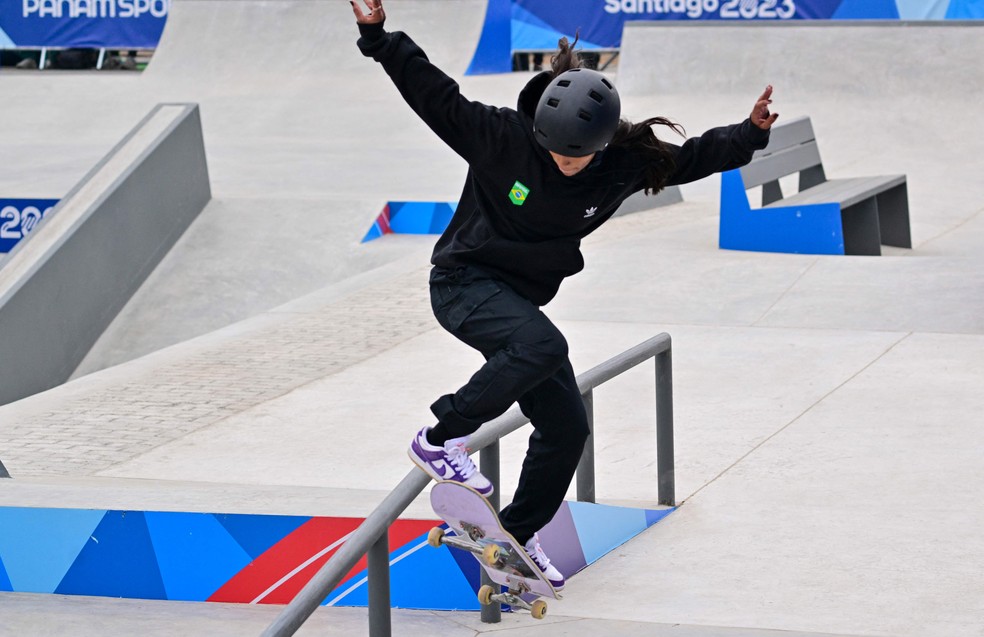 Rayssa Leal conquista a primeira medalha de ouro do skate street feminino dos Jogos Pan-Americanos. A edição acontece em Santiago 2023, na Esplanada Esportiva Urbana do Parque Esportivo do Estádio Nacional de Santiago — Foto: Pablo VERA / AFP