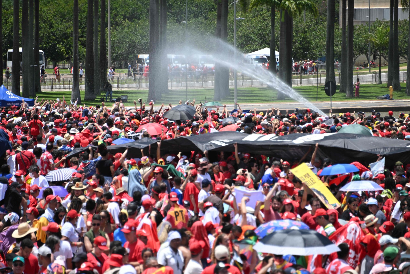 Água é disparada para refrescar a multidão que ocupa a Esplanada dos Ministérios para a posse de Lula — Foto: EVARISTO SA/AFP