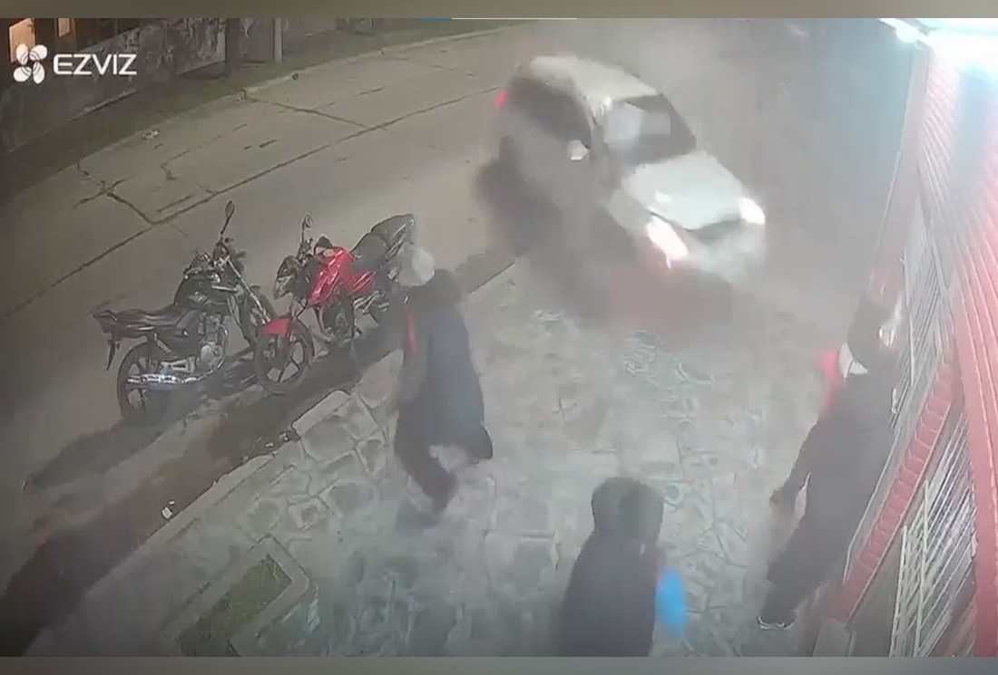 Carro invade calada em alta velocidade e atropela cinco pe | Tecnologia | QTU - Notícias