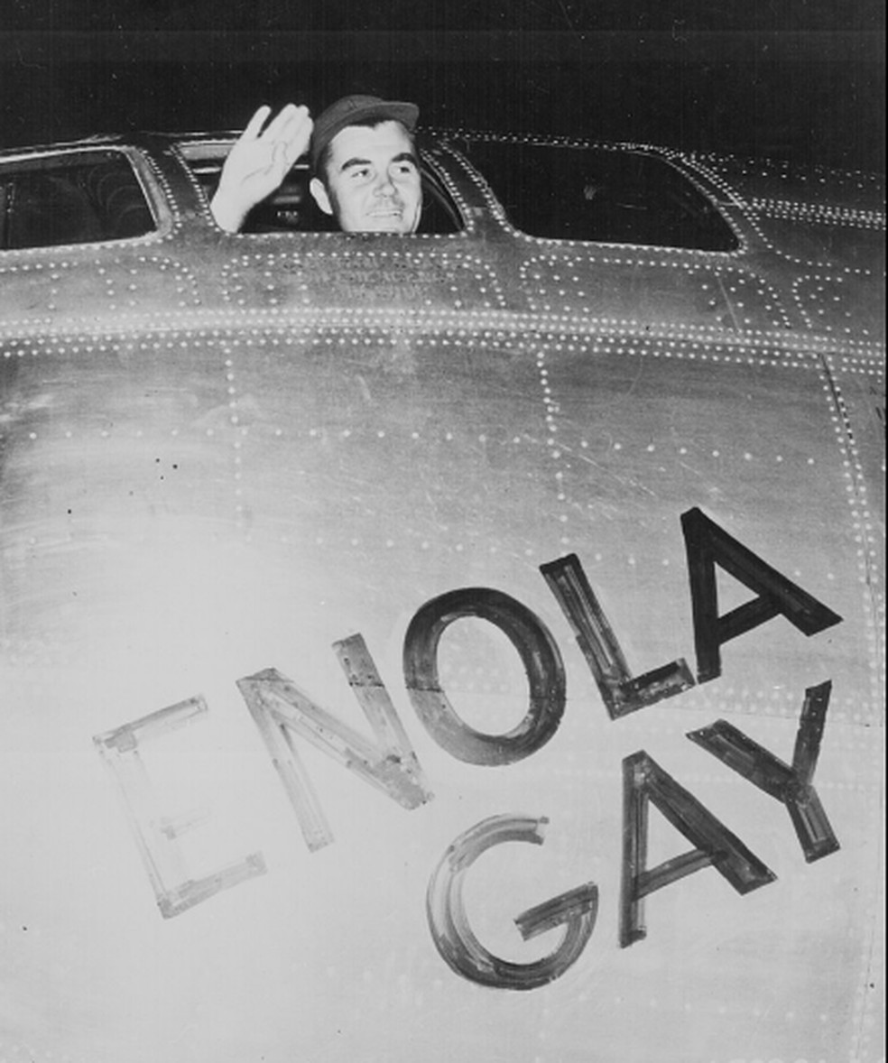 O coronel Paul Tibbets no bombardeiro Enola Gay antes de atacar Hiroshima — Foto: Força Aérea dos Estados Unidos