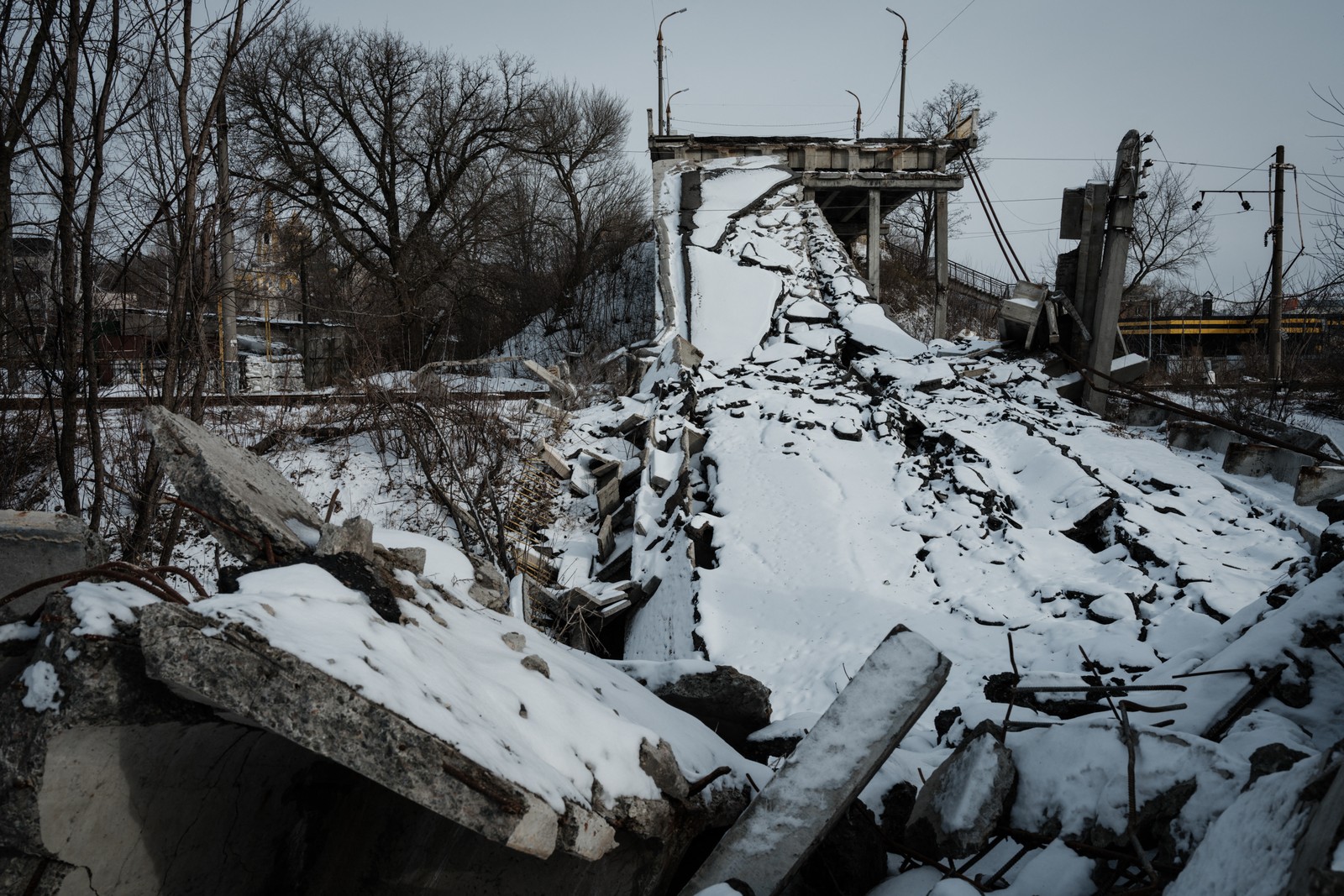Ponte destruída em Kupiansk, em meio à invasão russa da Ucrânia.  — Foto: YASUYOSHI CHIBA / AFP - 13/02/2023