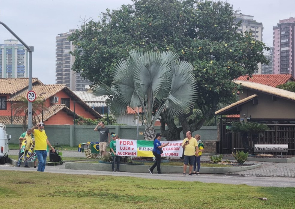 Apoiadores de Jair Bolsonaro fazem ato em frente à casa do ex-presidente no Rio — Foto: O Globo