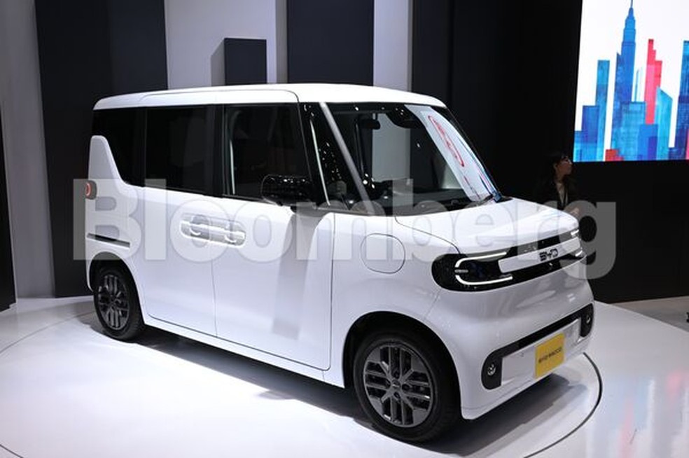 Um kei car elétrico Racco da montadora chinesa BYD, no salão japonês. — Foto: Akio Kon/Bloomberg