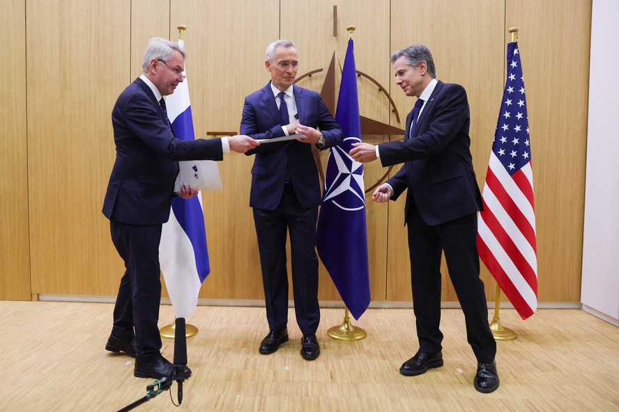 O chanceler da Finlândia, Pekka Haavisto, o secretário-geral da Otan, Jens Stoltenberg, e o secretário de Estado dos EUA, Antony Blinken, participam da entrega de documentos para a adesão da Finlândia à Otan