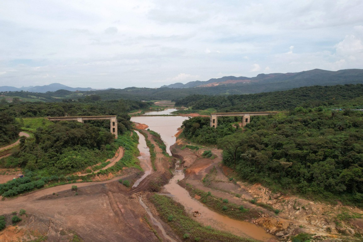 The remains of the railway bridge destroyed in the Vale Dam accident in Brumadinho — Photo: Douglas Magno / AFP