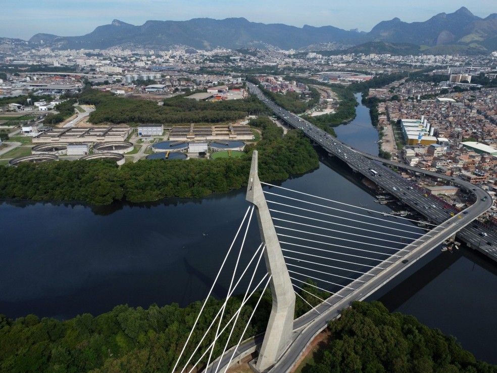Contraste da qualidade da água na Baía de Guanabara. Na foto o Canal do Cunha, no Caju — Foto: Custodio Coimbra/Agência O Globo