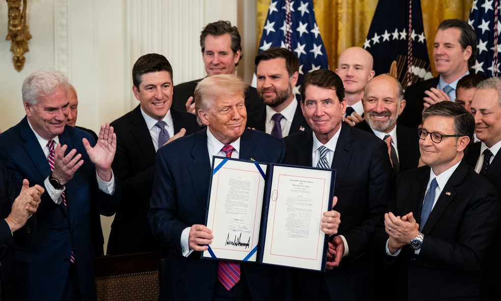 Trump sanciona lei sobre stablecoins e dá vitória à indústria cripto — Foto: Bloomberg