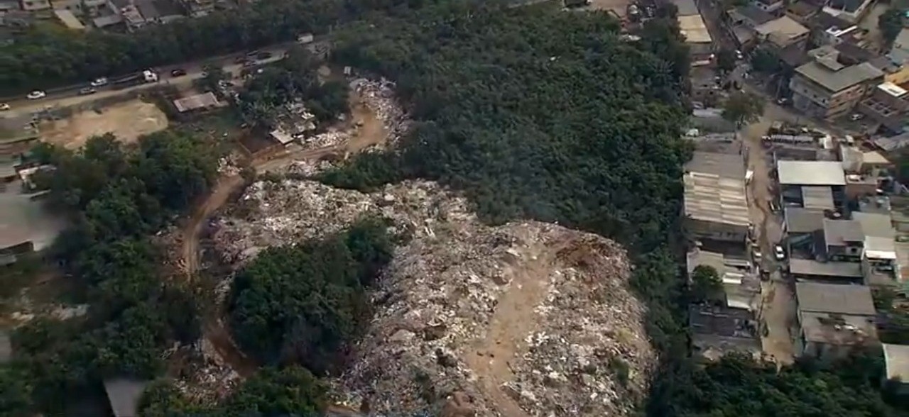 MP entra com ação civil pública contra lixão com toneladas de resíduos em Jacarepaguá