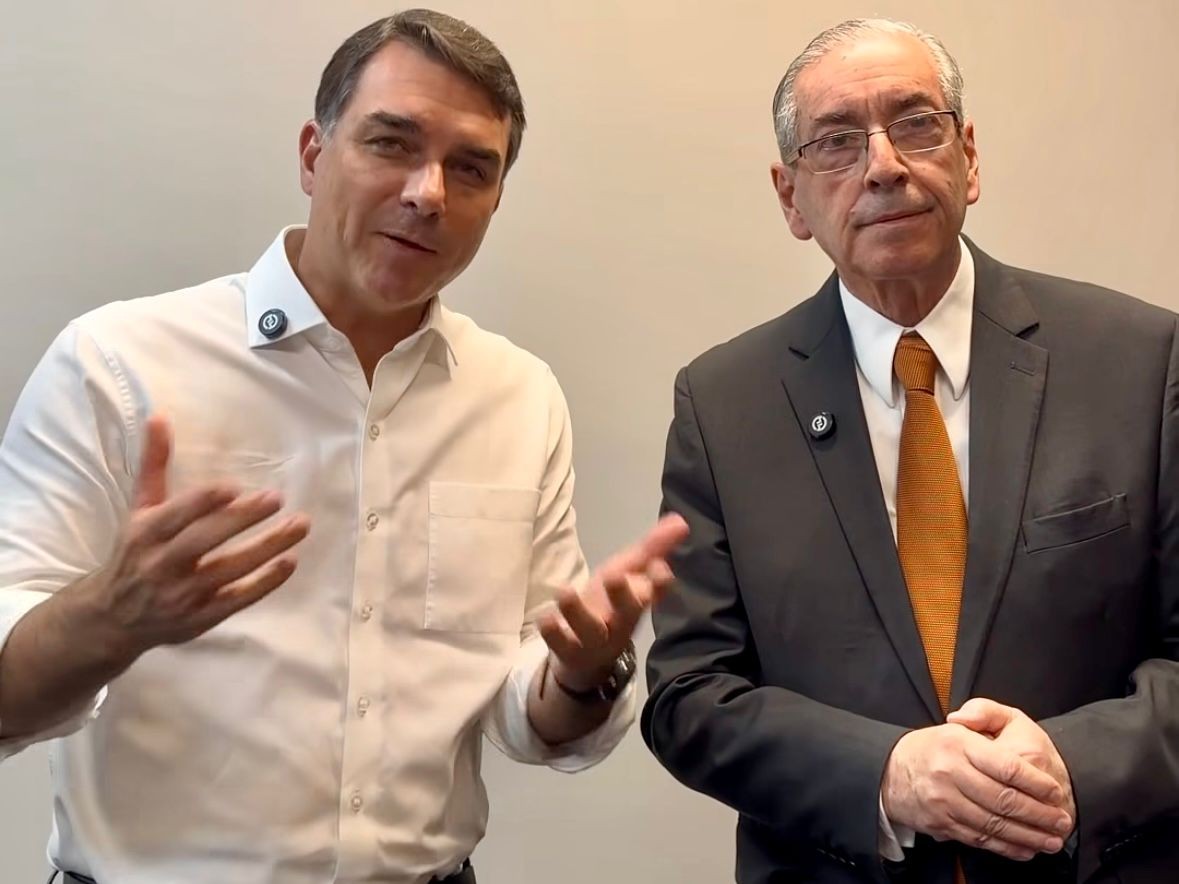 Flávio Bolsonaro visita Eduardo Cunha, mas omite encontro nas redes