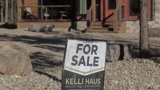 Uma casa a venda em Hochatown, cidade no estado de Oklahoma onde quase todas as propriedades são alugadas por temporada via Airbnb — Foto: Shelby Taube/The New York Times