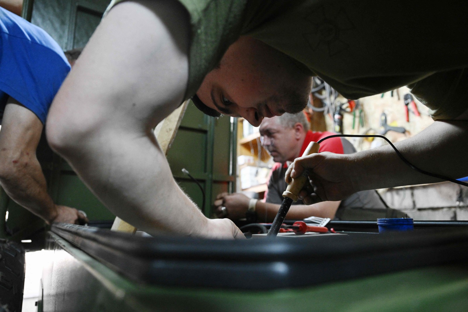 Militares ucranianos da 93ª Brigada Mecanizada Separada mantêm um veículo terrestre não tripulado em um local não revelado no leste da Ucrânia — Foto: Genya Savilov/AFP