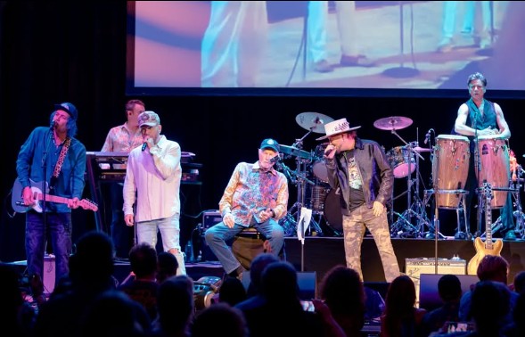 Aparência frágil de Mike Love no palco leva fãs a questionarem quais os próximos passos dos Beach Boys