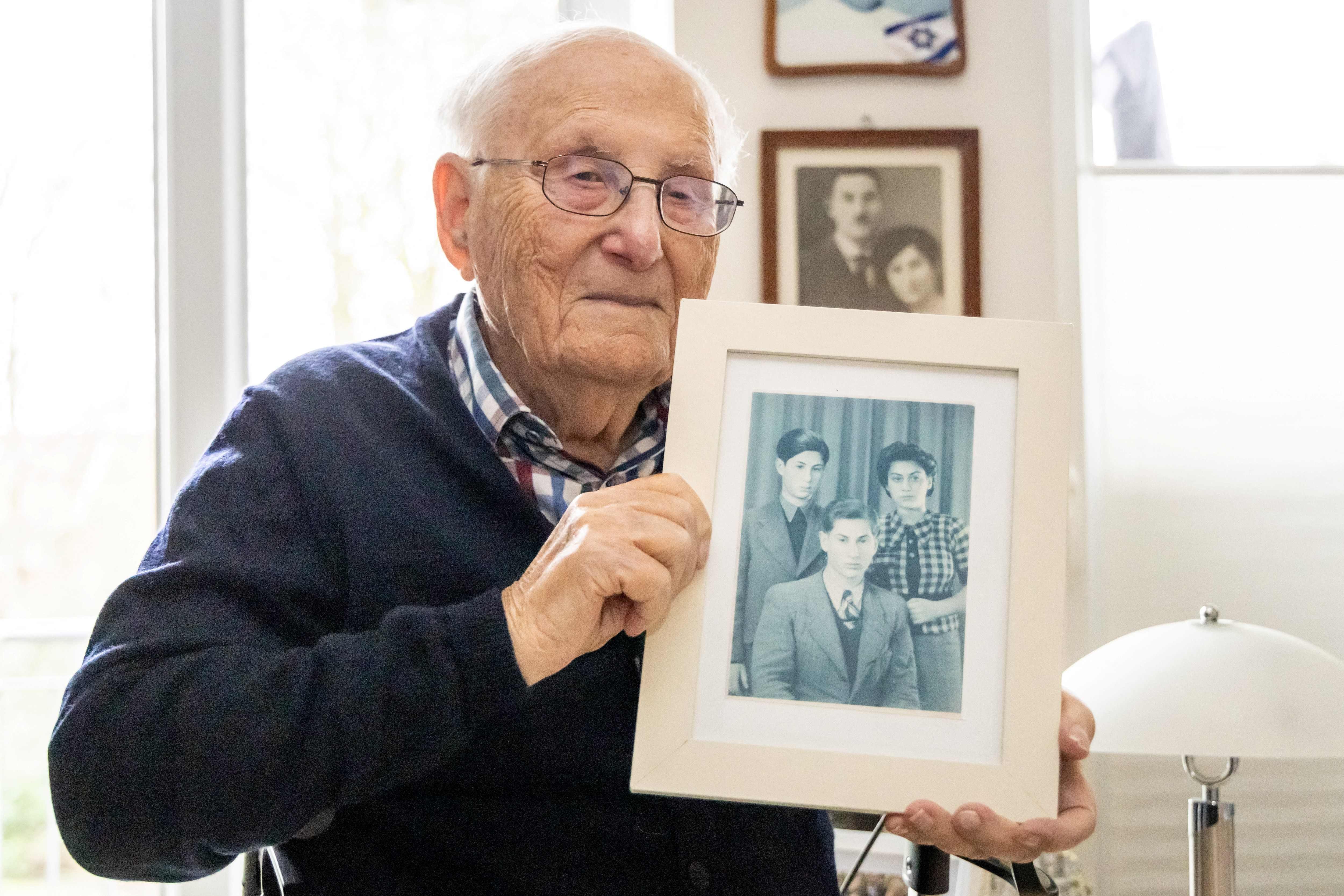 Morre sobrevivente de Auschwitz que devolveu condecoração, aos 101 anos