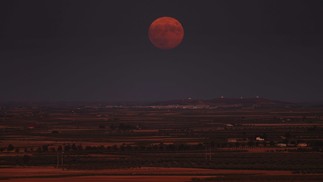“Super Lua Azul”, vista em Consuegra, província de Ciudad Real na Espanha — Foto: Foto de Thomas COEX / AFP