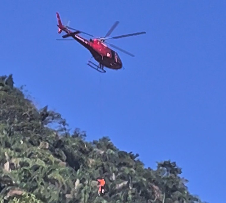 Escalador é resgatado de helicóptero após deslocar o ombro e