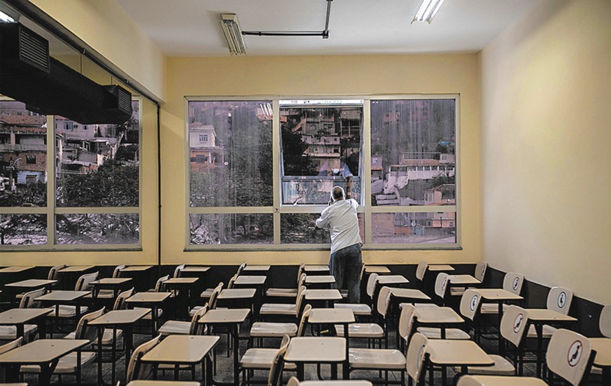 Sala de aula da Souza Marques com o Morro do Fubá ao fundo: guerra entre traficantes e milicianos causa tiroteios constantes no entorno da faculdade
