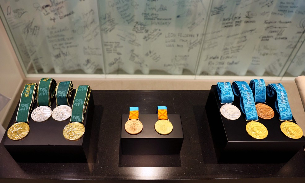 R&eacute;plicas das medalhas recebidas por campe&atilde;o ol&iacute;mpico &mdash; Foto: Denis Balibouse / POOL / AFP