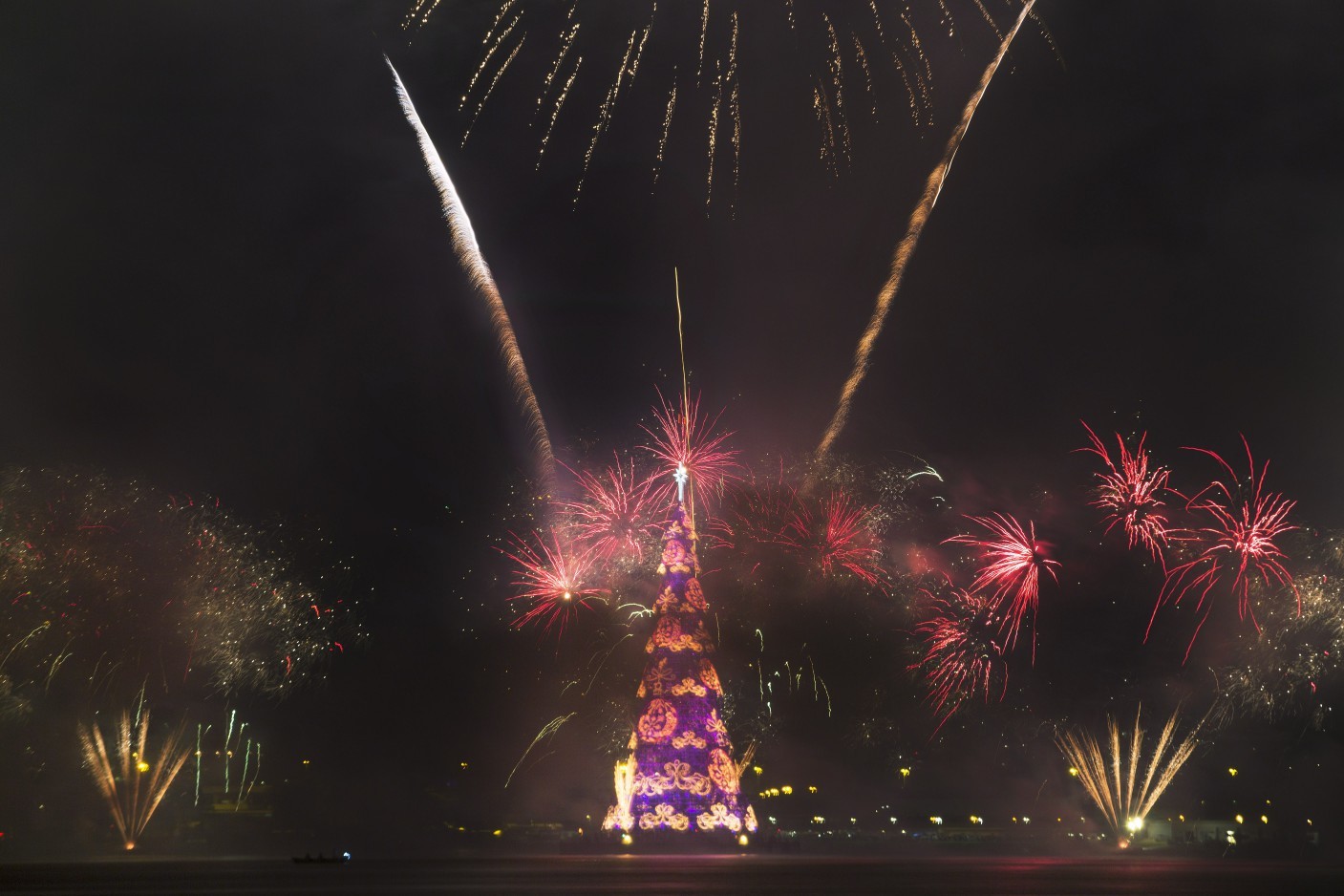 A Árvore da Lagoa de 2015 brilhou em roxo e laranja, rodeada por uma explosão de fogos — Foto: Antônio Scorza