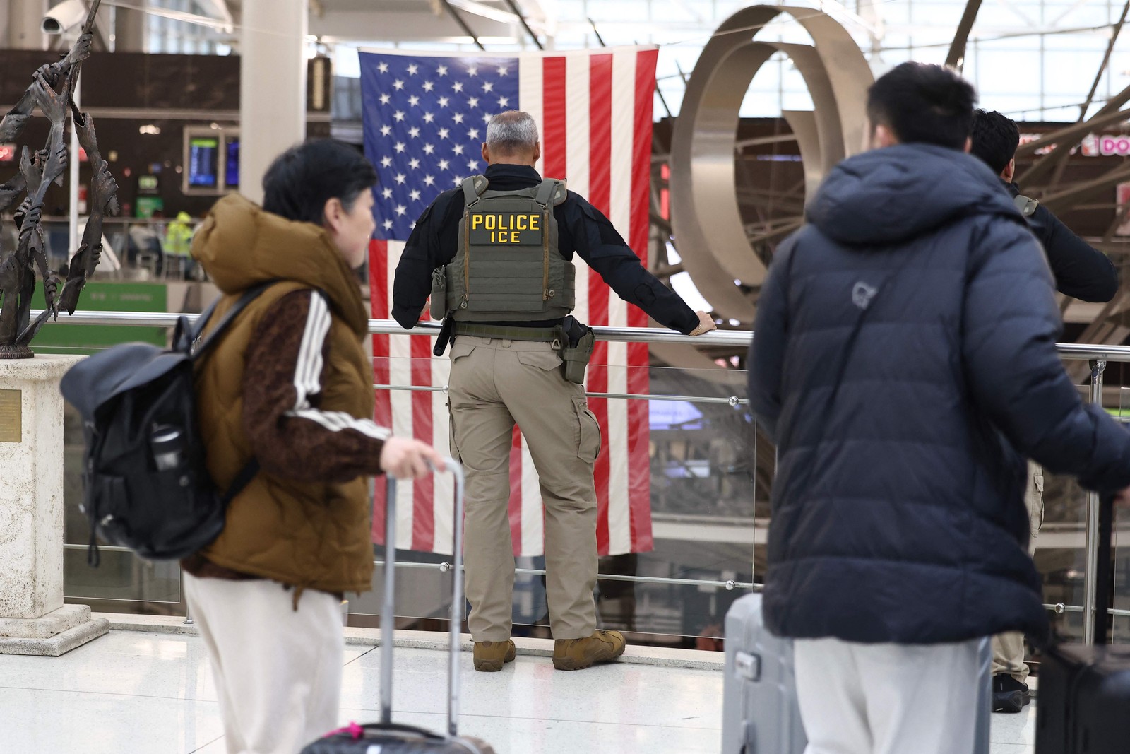 Agente no Aeroporto Internacional John F. Kennedy, em Nova Iorque — Foto: CHARLY TRIBALLEAU / AFP