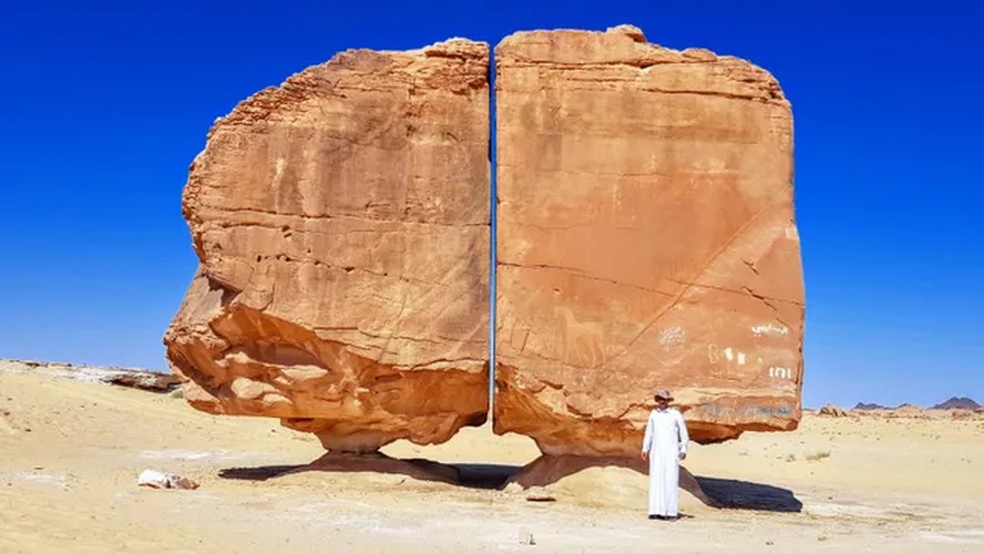 Rocha partida ao meio  o maior enigma geolgico no deserto da Arbia Saudita