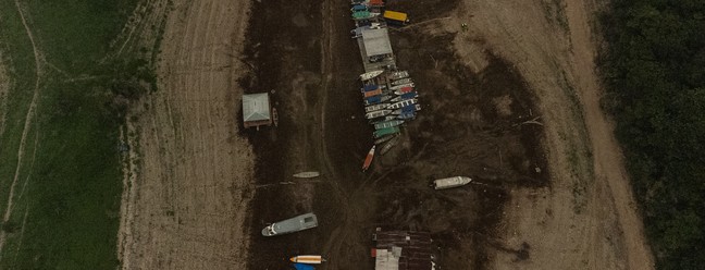 Uma imagem feita com um drone mostra casas e barcos encalhados no Lago do Puraquequara, na Zona Leste de Manaus, um dos locais da cidade mais afetados pela estiagem que assola o estado. — Foto: Raphael Alves / O Globo