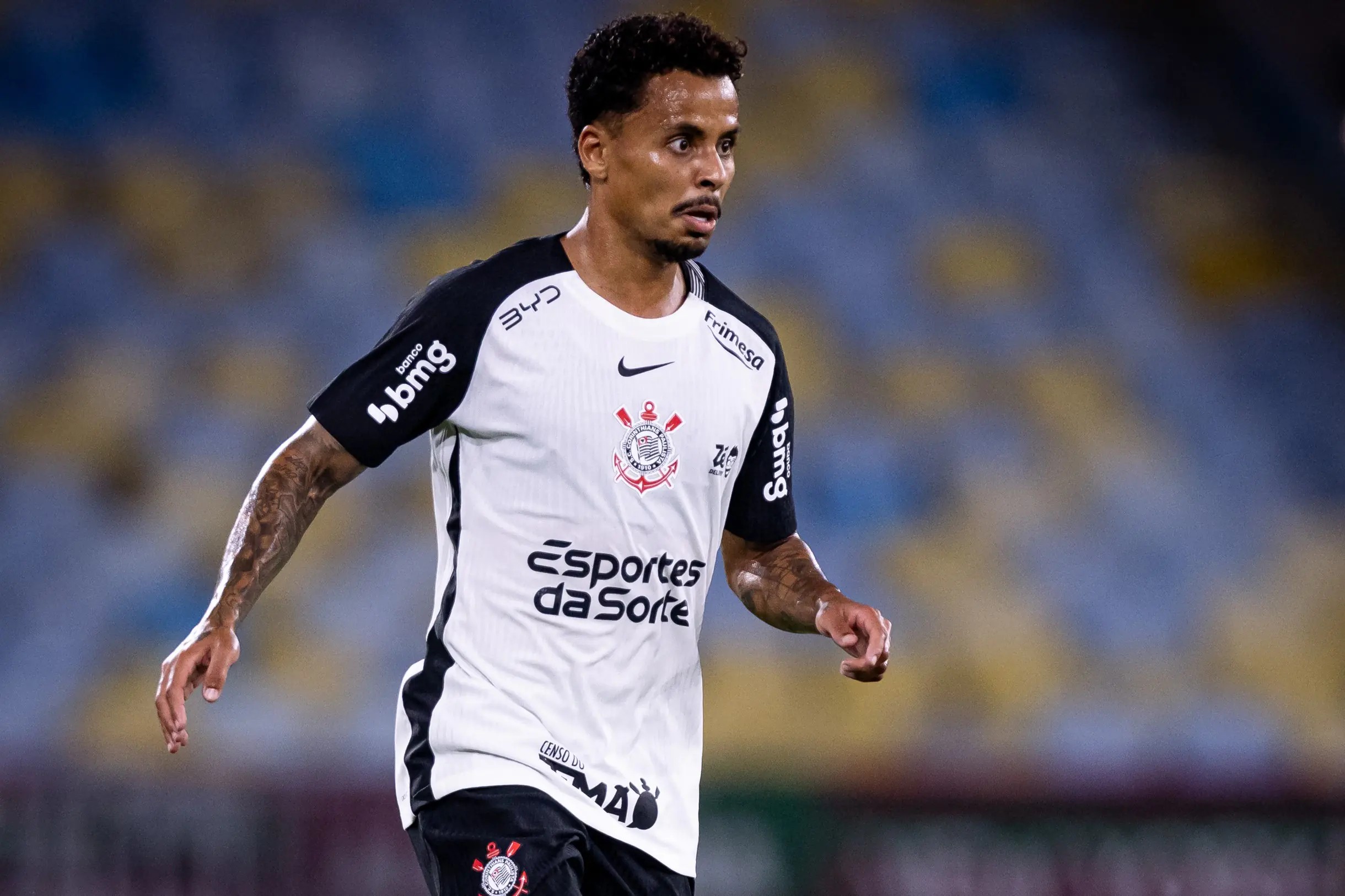 Corinthians estuda punição pesada a Allan após expulsão por gesto obsceno