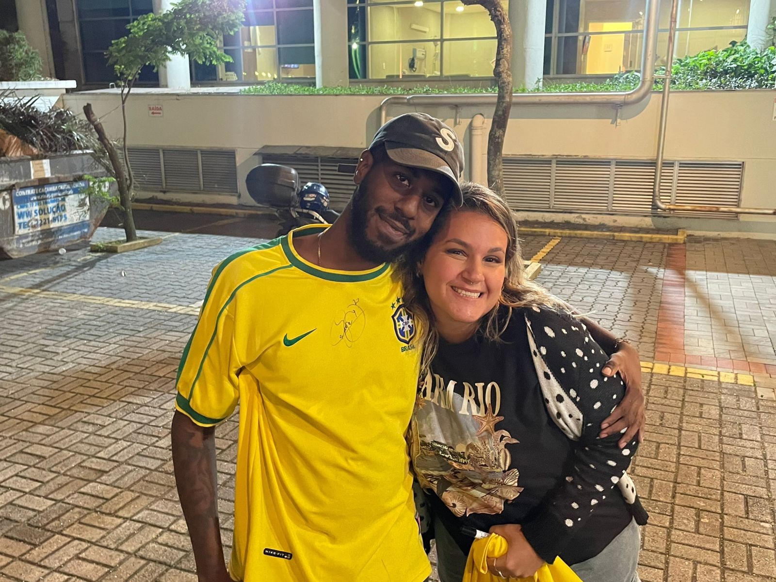 Torcedor comemora autógrafo e foto com Neymar antes de embarque da seleção para a Copa: 'Indescritível'