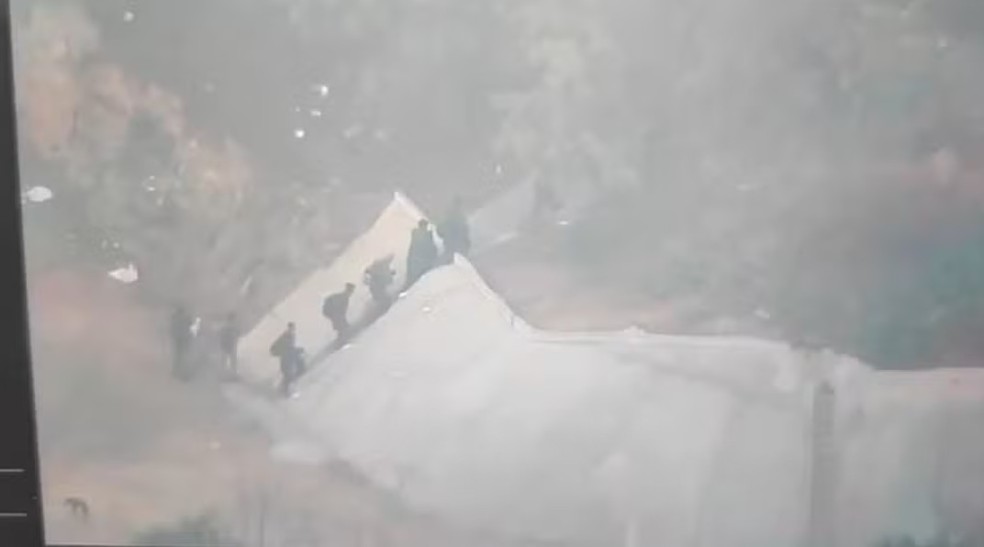 Traficantes fogem da Vila Cruzeiro em 'fila indiana' durante mega operação das políciais no Rio — Foto: Reprodução