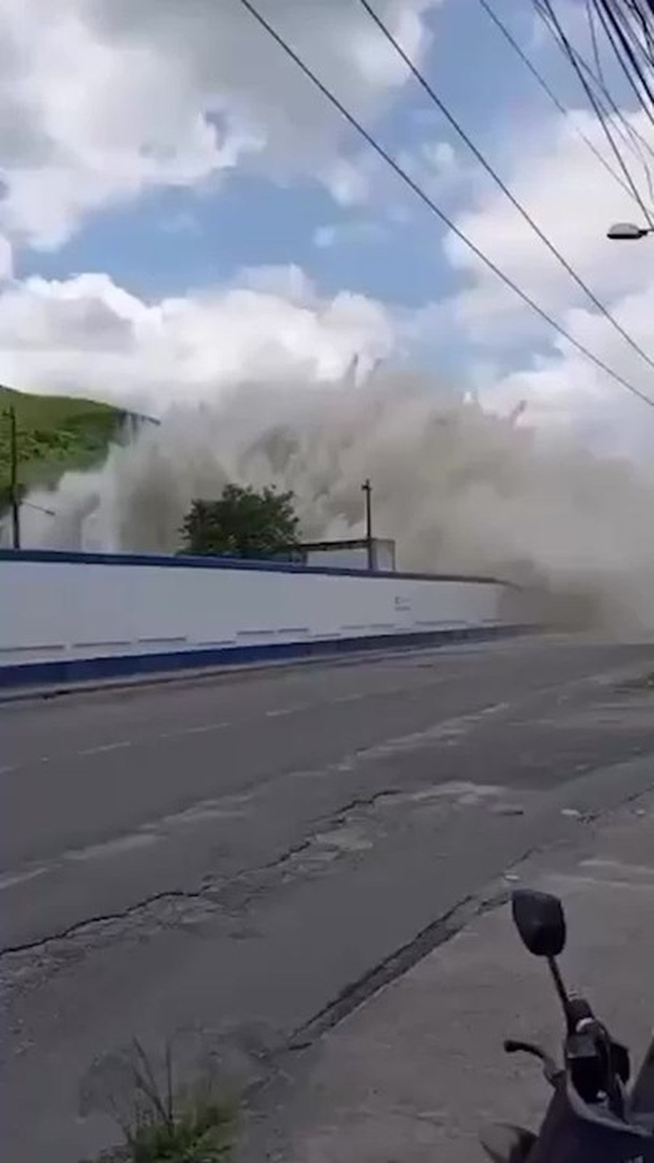 Rompimento de tubula&ccedil;&atilde;o destr&oacute;i casas em Nova Igua&ccedil;u, e Guandu opera com 50% da capacidade; v&iacute;deo