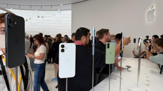 Os novos modelos do iPhone 17 em exibição na Apple, na Califórnia — Foto: Bruno Rosa