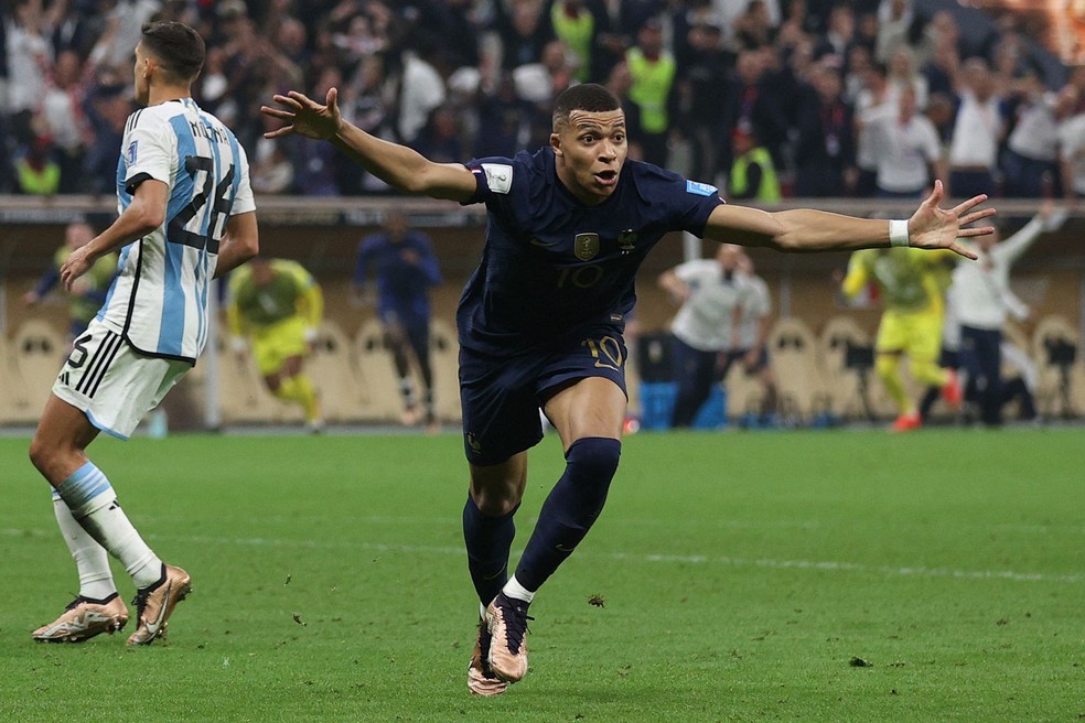 Mbappé comemora gol sobre a Argentina na final da Copa de 2022 — Foto: ADRIAN DENNIS / AFP